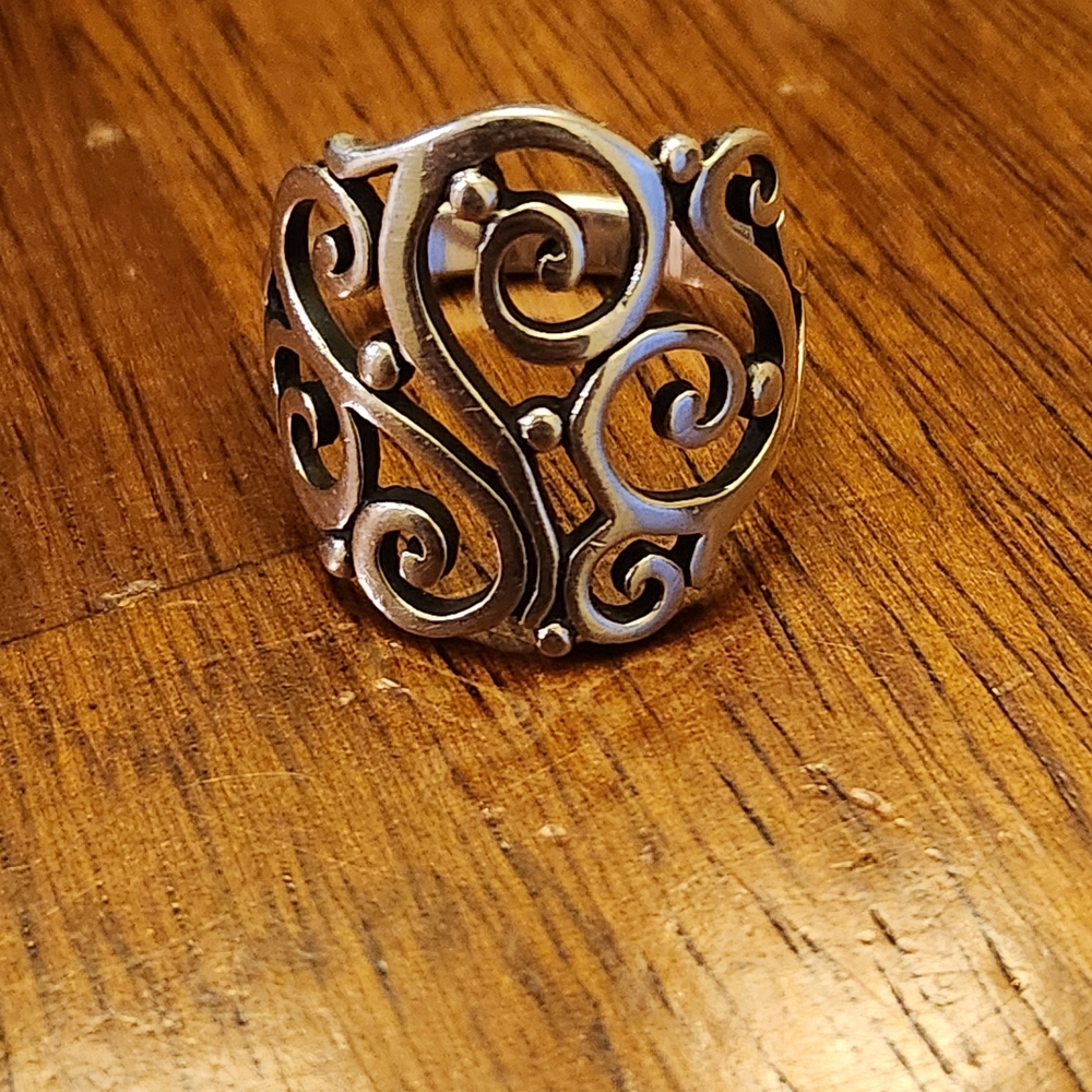 Elegant Silver Swirl Ring